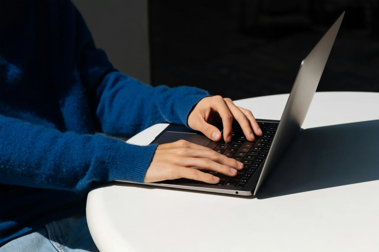 Praca nad sprawami i dokumentami przy laptopie